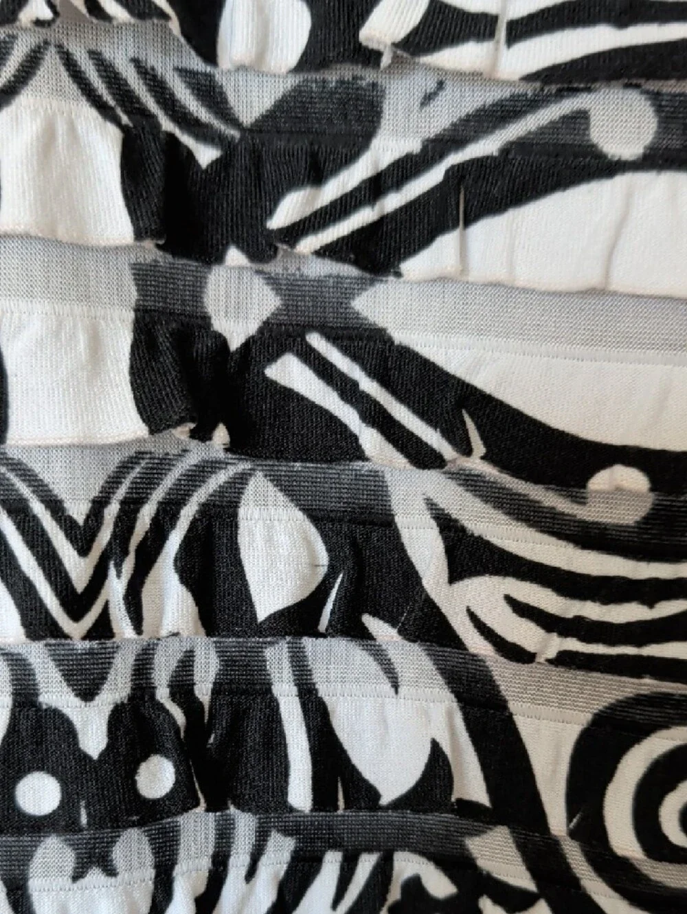 Black White Patterned Sheer Tiered Ruffle Top Women’s Size 18/20 - Picture 5 of 8